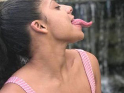 Очень длинный язык приносит блогерше доход в $100 тыс.