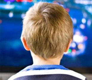 Вчені з’ясували, як насильство по телевізору позначається на розвитку дітей