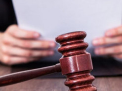 Суд на Хмельниччині оштрафував на 102 тисячі гривень інспекторку поліції за втручання в базу даних