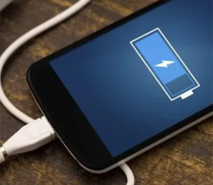Чи шкодить неоригінальна зарядка телефону: відповідь експертів