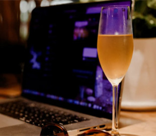 Хакери з рф намагались зламати європейських дипломатів, спокусивши фейковою дегустацією вин