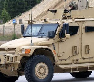 В Украину прибыли британские бронемашины Husky
