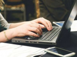 В Запорожской области директор сдала в ломбард школьные ноутбуки