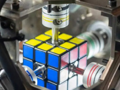 Японці «навчили» робота складати кубик Рубіка за 0,305 секунди