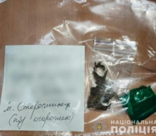 Поліцейські затримали торговця наркотиками, який робив "закладки" та продавав через Telegram