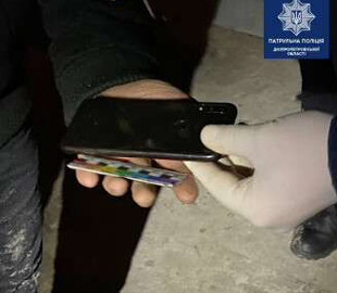 В Днепре грабители отобрали мобильный телефон у мужчины и скрылись на автомобиле