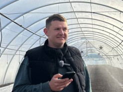 Фермер із Миколаївщини створив “розумну” теплицю, що сама керує поливом і обігрівом