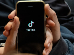 Суд покарав матір за поширення донькою російського контенту в TikTok