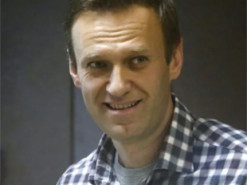 «Не знаю, як жити». У Росії пенсіонера оштрафували на півмільйона рублів за акцію в підтримку Навального