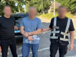Торгував зброєю поштою по всій Україні: на Львівщині викрили 51-річного підпільного зброяра