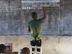 Інформатика без комп’ютера: у африканській школі вчитель малює скріншоти крейдою