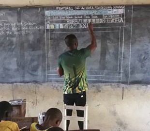 Інформатика без комп’ютера: у африканській школі вчитель малює скріншоти крейдою