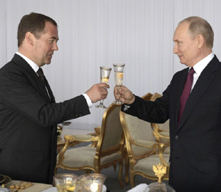 "Моська, яка гавкає на слона": політолог про політичну роль Медведєва в Кремлі