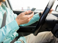 Две трети водителей проверяют свои телефоны за рулем: новое исследование