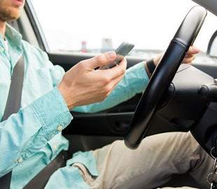 Две трети водителей проверяют свои телефоны за рулем: новое исследование