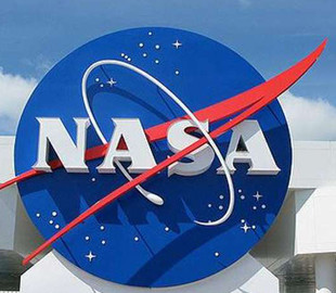 NASA опубликовало фото "улыбающегося" кратера на Марсе