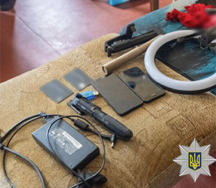 Виготовляла дитяче порно за участю власної доньки: у Києві судитимуть жінку