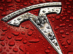 Tesla не може доставити клієнтам понад 10 тисяч електромобілів