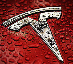 Tesla не може доставити клієнтам понад 10 тисяч електромобілів