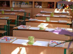 Дистанційка в окупантів: учні змушені передавати домашку через чорний вхід або вікна школи