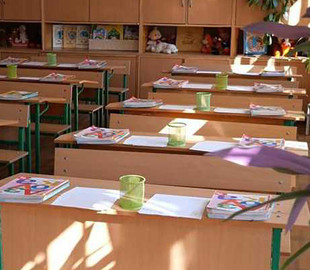 Дистанційка в окупантів: учні змушені передавати домашку через чорний вхід або вікна школи