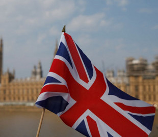 У Британії висунули обвинувачення трьом чоловікам у сприянні спецслужбам Гонконгу