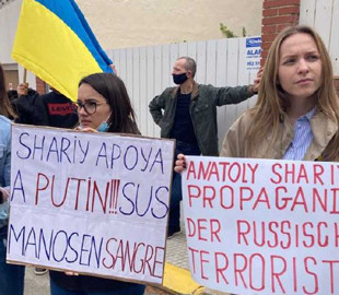 Біля вілли пропагандиста Шарія в Іспанії українці провели ще одну акцію протесту
