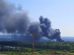 У російському курську спалахнула сильна пожежа. В небі густий стовп диму: що відомо