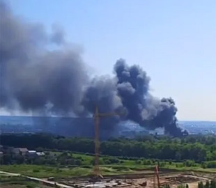 У російському курську спалахнула сильна пожежа. В небі густий стовп диму: що відомо