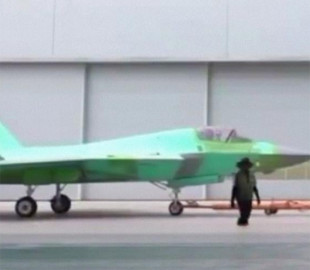 Конкурент F-35: Китай показав виробництво палубного винищувача J-35