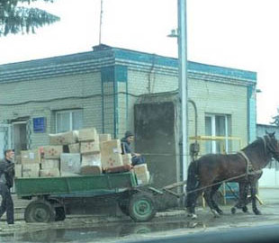 «Нова пошта» почала доставляти товари кіньми