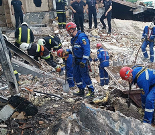 Мер: військові РФ завдали удару по багатоповерхівці у Миколаєві