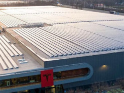 Tesla шукає місце для виробництва в Англії