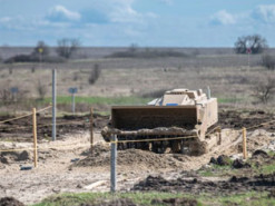 Саперна машина, яку частково створили в Україні, пройшла випробування