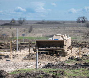 Саперна машина, яку частково створили в Україні, пройшла випробування