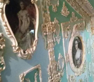 В сети показали фото киевского подъезда, который превратили в Версаль