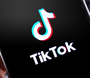 Туреччина депортує сімох біженців із Сирії за відео в TikTok, де вони «провокативно» їдять банани