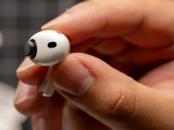 Apple може випустити перші AirPods із камерами вже цього року