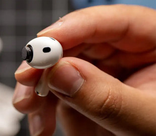 Apple може випустити перші AirPods із камерами вже цього року