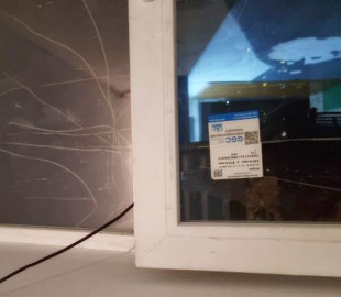 Подрядчик Киевстара провел интернет-кабель через окно в подъезде