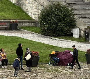 на хеловін діти повертаються додому із кошиками