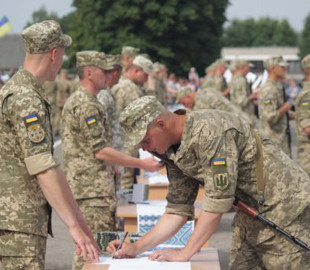 В Україні продовжили воєнний стан та мобілізацію: кого з українців можуть призвати наступними
