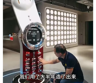 Створено двометрову Motorola V70, яка працює як звичайний телефон