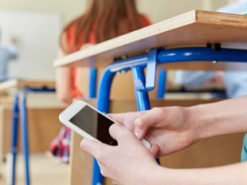 Франція проведе експеримент із заборони мобільних телефонів у школах