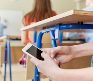 Франція проведе експеримент із заборони мобільних телефонів у школах