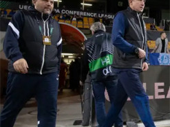 Спортивний директор Дніпра-1 звалився на поле під час святкування голу Довбика: курйозне відео