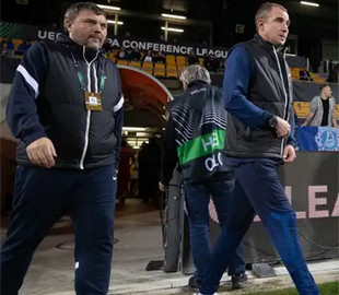 Спортивний директор Дніпра-1 звалився на поле під час святкування голу Довбика: курйозне відео