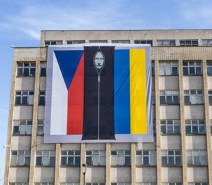 На будівлі МВС Чехії «вивісили» путіна у мішку для трупів