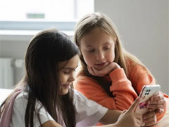 Діти не вміють визначати час за годинником зі стрілками: що показала заборона смартфонів у школах Нью-Йорка