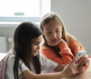 Діти не вміють визначати час за годинником зі стрілками: що показала заборона смартфонів у школах Нью-Йорка